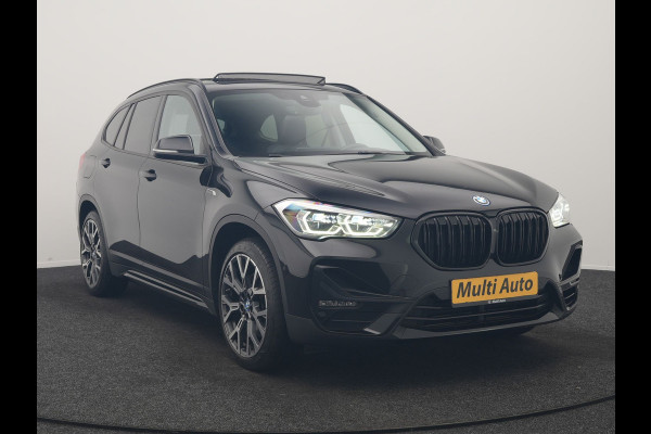 BMW X1 xDrive25e Sportline PHEV 221pk Dealer O.H | Trekhaak Afn. | Panodak | Camera | Head Up | Sportstoelen & Stuur Verwarmd | Cruise Control | Sfeerverlichting | Navigatie | Virtual | DAB | 19"L.M | Plug In Hybrid |