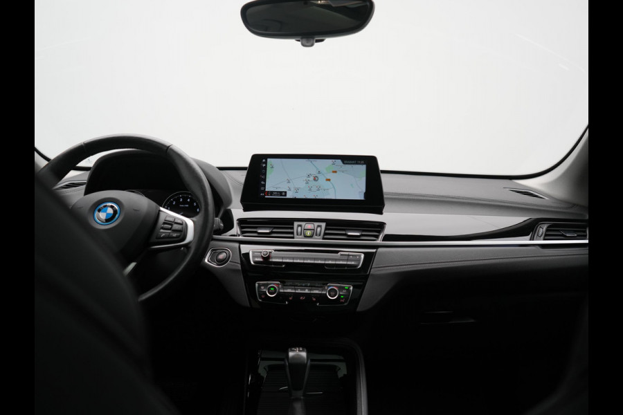 BMW X1 xDrive25e Sportline PHEV 221pk Dealer O.H | Trekhaak Afn. | Panodak | Camera | Head Up | Sportstoelen & Stuur Verwarmd | Cruise Control | Sfeerverlichting | Navigatie | Virtual | DAB | 19"L.M | Plug In Hybrid |