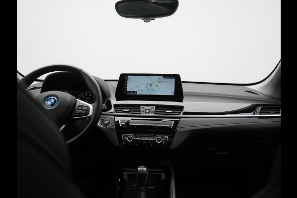 BMW X1 xDrive25e Sportline PHEV 221pk Dealer O.H | Trekhaak Afn. | Panodak | Camera | Head Up | Sportstoelen & Stuur Verwarmd | Cruise Control | Sfeerverlichting | Navigatie | Virtual | DAB | 19"L.M | Plug In Hybrid |