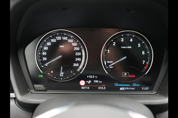 BMW X1 xDrive25e Sportline PHEV 221pk Dealer O.H | Trekhaak Afn. | Panodak | Camera | Head Up | Sportstoelen & Stuur Verwarmd | Cruise Control | Sfeerverlichting | Navigatie | Virtual | DAB | 19"L.M | Plug In Hybrid |