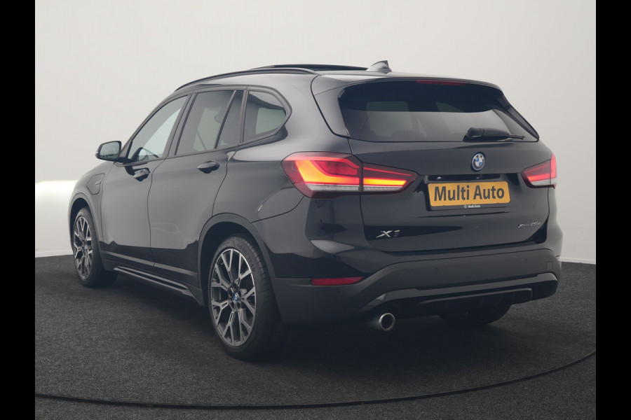 BMW X1 xDrive25e Sportline PHEV 221pk Dealer O.H | Trekhaak Afn. | Panodak | Camera | Head Up | Sportstoelen & Stuur Verwarmd | Cruise Control | Sfeerverlichting | Navigatie | Virtual | DAB | 19"L.M | Plug In Hybrid |
