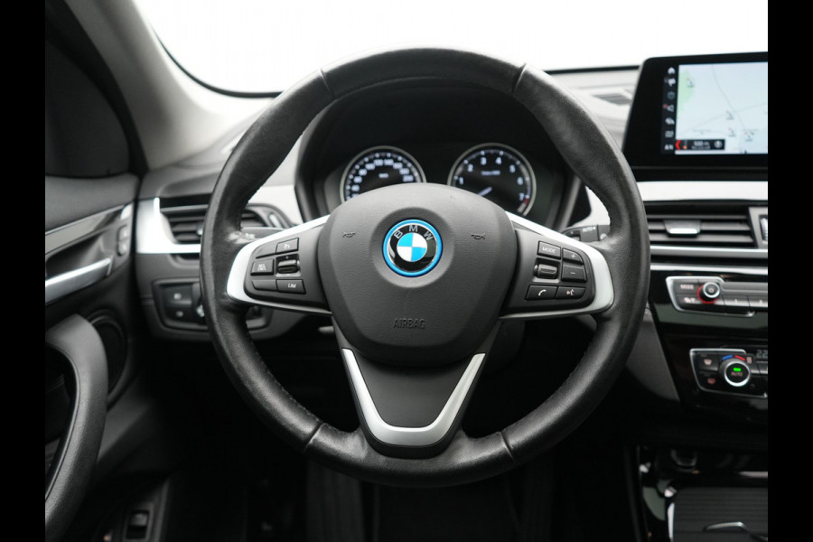 BMW X1 xDrive25e Sportline PHEV 221pk Dealer O.H | Trekhaak Afn. | Panodak | Camera | Head Up | Sportstoelen & Stuur Verwarmd | Cruise Control | Sfeerverlichting | Navigatie | Virtual | DAB | 19"L.M | Plug In Hybrid |