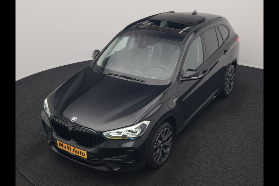 BMW X1 xDrive25e Sportline PHEV 221pk Dealer O.H | Trekhaak Afn. | Panodak | Camera | Head Up | Sportstoelen & Stuur Verwarmd | Cruise Control | Sfeerverlichting | Navigatie | Virtual | DAB | 19"L.M | Plug In Hybrid |