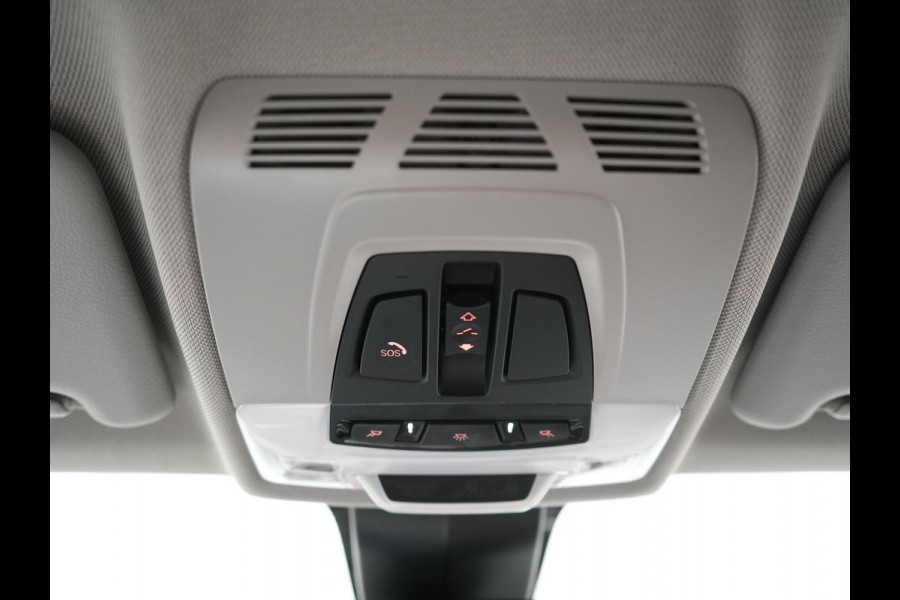 BMW X1 xDrive25e Sportline PHEV 221pk Dealer O.H | Trekhaak Afn. | Panodak | Camera | Head Up | Sportstoelen & Stuur Verwarmd | Cruise Control | Sfeerverlichting | Navigatie | Virtual | DAB | 19"L.M | Plug In Hybrid |