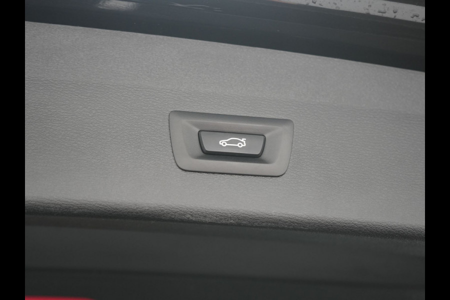 BMW X1 xDrive25e Sportline PHEV 221pk Dealer O.H | Trekhaak Afn. | Panodak | Camera | Head Up | Sportstoelen & Stuur Verwarmd | Cruise Control | Sfeerverlichting | Navigatie | Virtual | DAB | 19"L.M | Plug In Hybrid |
