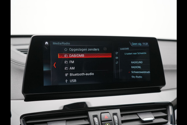 BMW X1 xDrive25e Sportline PHEV 221pk Dealer O.H | Trekhaak Afn. | Panodak | Camera | Head Up | Sportstoelen & Stuur Verwarmd | Cruise Control | Sfeerverlichting | Navigatie | Virtual | DAB | 19"L.M | Plug In Hybrid |