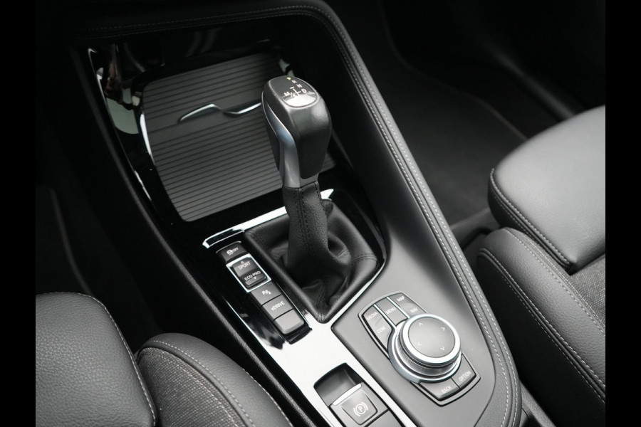BMW X1 xDrive25e Sportline PHEV 221pk Dealer O.H | Trekhaak Afn. | Panodak | Camera | Head Up | Sportstoelen & Stuur Verwarmd | Cruise Control | Sfeerverlichting | Navigatie | Virtual | DAB | 19"L.M | Plug In Hybrid |
