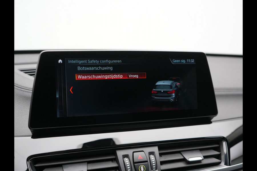 BMW X1 xDrive25e Sportline PHEV 221pk Dealer O.H | Trekhaak Afn. | Panodak | Camera | Head Up | Sportstoelen & Stuur Verwarmd | Cruise Control | Sfeerverlichting | Navigatie | Virtual | DAB | 19"L.M | Plug In Hybrid |
