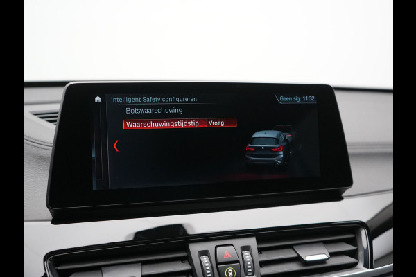 BMW X1 xDrive25e Sportline PHEV 221pk Dealer O.H | Trekhaak Afn. | Panodak | Camera | Head Up | Sportstoelen & Stuur Verwarmd | Cruise Control | Sfeerverlichting | Navigatie | Virtual | DAB | 19"L.M | Plug In Hybrid |