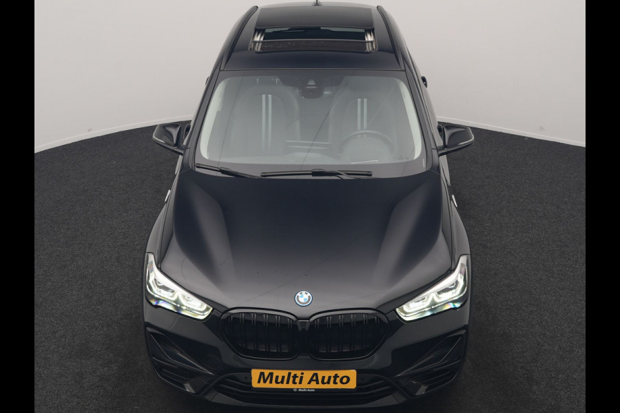 BMW X1 xDrive25e Sportline PHEV 221pk Dealer O.H | Trekhaak Afn. | Panodak | Camera | Head Up | Sportstoelen & Stuur Verwarmd | Cruise Control | Sfeerverlichting | Navigatie | Virtual | DAB | 19"L.M | Plug In Hybrid |