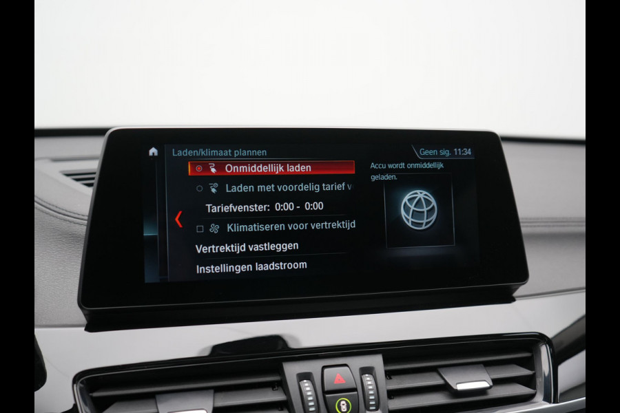 BMW X1 xDrive25e Sportline PHEV 221pk Dealer O.H | Trekhaak Afn. | Panodak | Camera | Head Up | Sportstoelen & Stuur Verwarmd | Cruise Control | Sfeerverlichting | Navigatie | Virtual | DAB | 19"L.M | Plug In Hybrid |