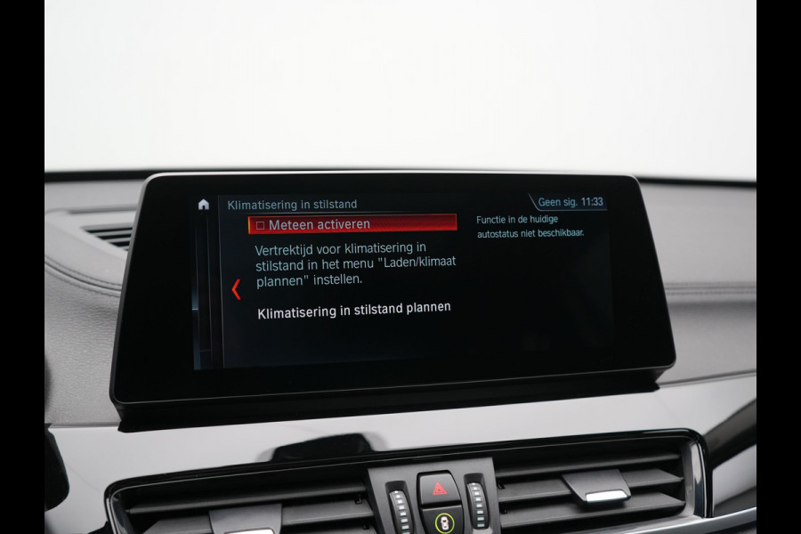 BMW X1 xDrive25e Sportline PHEV 221pk Dealer O.H | Trekhaak Afn. | Panodak | Camera | Head Up | Sportstoelen & Stuur Verwarmd | Cruise Control | Sfeerverlichting | Navigatie | Virtual | DAB | 19"L.M | Plug In Hybrid |