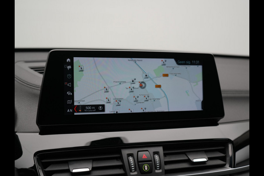 BMW X1 xDrive25e Sportline PHEV 221pk Dealer O.H | Trekhaak Afn. | Panodak | Camera | Head Up | Sportstoelen & Stuur Verwarmd | Cruise Control | Sfeerverlichting | Navigatie | Virtual | DAB | 19"L.M | Plug In Hybrid |