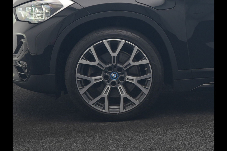 BMW X1 xDrive25e Sportline PHEV 221pk Dealer O.H | Trekhaak Afn. | Panodak | Camera | Head Up | Sportstoelen & Stuur Verwarmd | Cruise Control | Sfeerverlichting | Navigatie | Virtual | DAB | 19"L.M | Plug In Hybrid |
