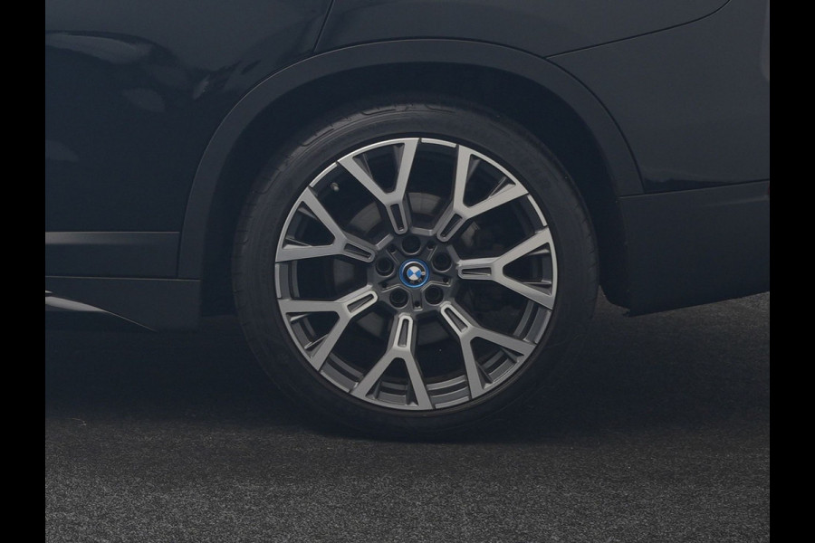 BMW X1 xDrive25e Sportline PHEV 221pk Dealer O.H | Trekhaak Afn. | Panodak | Camera | Head Up | Sportstoelen & Stuur Verwarmd | Cruise Control | Sfeerverlichting | Navigatie | Virtual | DAB | 19"L.M | Plug In Hybrid |