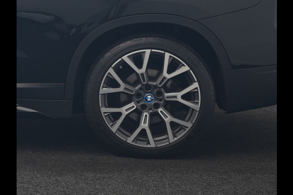 BMW X1 xDrive25e Sportline PHEV 221pk Dealer O.H | Trekhaak Afn. | Panodak | Camera | Head Up | Sportstoelen & Stuur Verwarmd | Cruise Control | Sfeerverlichting | Navigatie | Virtual | DAB | 19"L.M | Plug In Hybrid |