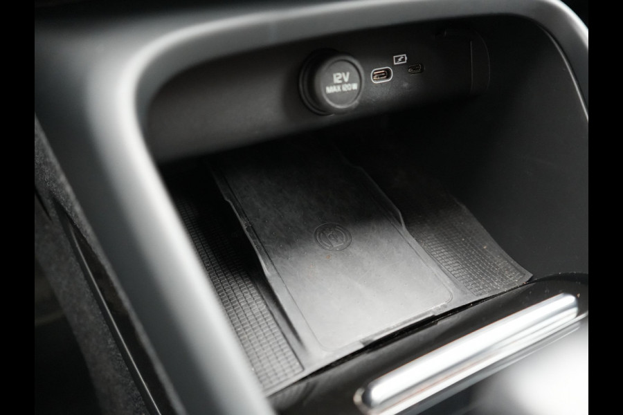 Volvo XC40 Single Motor Long Range Plus 82 kWh 252pk Dealer O.H | Trekhaak Af Fabriek | Camera | Adaptive Cruise | Sportstoelen Verwarmd | Pilot Assist | Google Assistant & Maps | BLIS | Keyless | Virtual | Navigatie | DAB | 19"L.M |