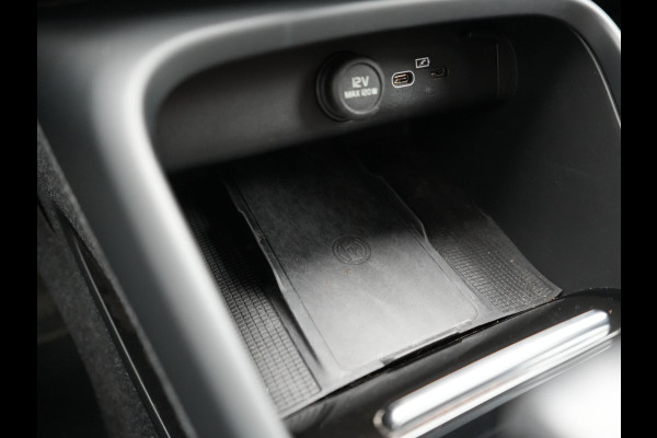 Volvo XC40 Single Motor Long Range Plus 82 kWh 252pk Dealer O.H | Trekhaak Af Fabriek | Camera | Adaptive Cruise | Sportstoelen Verwarmd | Pilot Assist | Google Assistant & Maps | BLIS | Keyless | Virtual | Navigatie | DAB | 19"L.M |