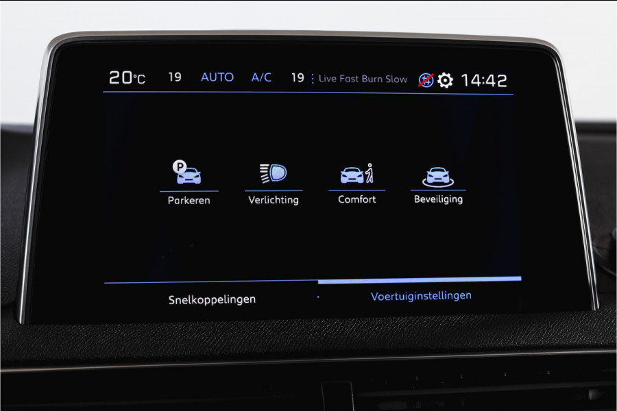 Peugeot 3008 1.2 PureTech Active 131 PK | Dig. Cockpit | Cruise | Stoelverw. | PDC | ECC | Trekhaak | LM 17" |