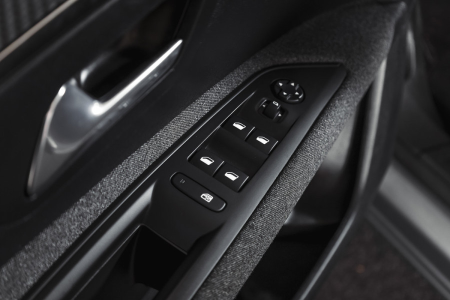 Peugeot 3008 1.2 PureTech Active 131 PK | Dig. Cockpit | Cruise | Stoelverw. | PDC | ECC | Trekhaak | LM 17" |