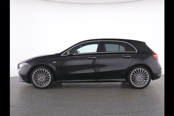 Mercedes-Benz A-Klasse 250e AMG ** NIGHT, LEDER, TREKH, PANO, MEMO, 2-Zone CLIMA, 19-inch LMV,  ** 1e EIG - UNFALLFREI ** ** INFORMEER OOK NAAR ONZE AANTREKKELIJKE FINANCIAL-LEASE TARIEVEN **