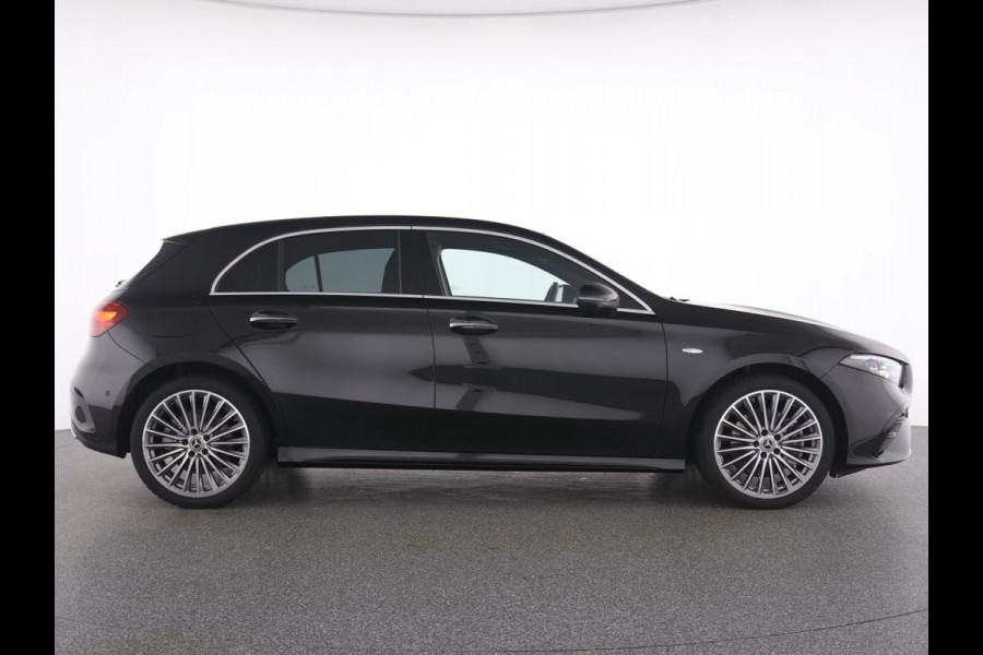 Mercedes-Benz A-Klasse 250e AMG ** NIGHT, LEDER, TREKH, PANO, MEMO, 2-Zone CLIMA, 19-inch LMV,  ** 1e EIG - UNFALLFREI ** ** INFORMEER OOK NAAR ONZE AANTREKKELIJKE FINANCIAL-LEASE TARIEVEN **
