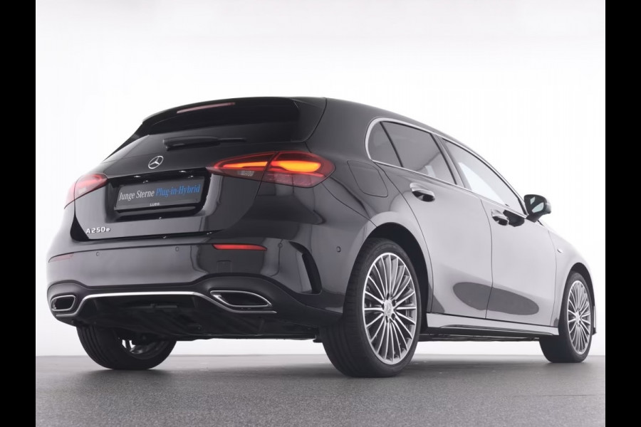 Mercedes-Benz A-Klasse 250e AMG ** NIGHT, LEDER, TREKH, PANO, MEMO, 2-Zone CLIMA, 19-inch LMV,  ** 1e EIG - UNFALLFREI ** ** INFORMEER OOK NAAR ONZE AANTREKKELIJKE FINANCIAL-LEASE TARIEVEN **