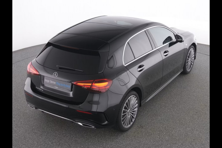 Mercedes-Benz A-Klasse 250e AMG ** NIGHT, LEDER, TREKH, PANO, MEMO, 2-Zone CLIMA, 19-inch LMV,  ** 1e EIG - UNFALLFREI ** ** INFORMEER OOK NAAR ONZE AANTREKKELIJKE FINANCIAL-LEASE TARIEVEN **