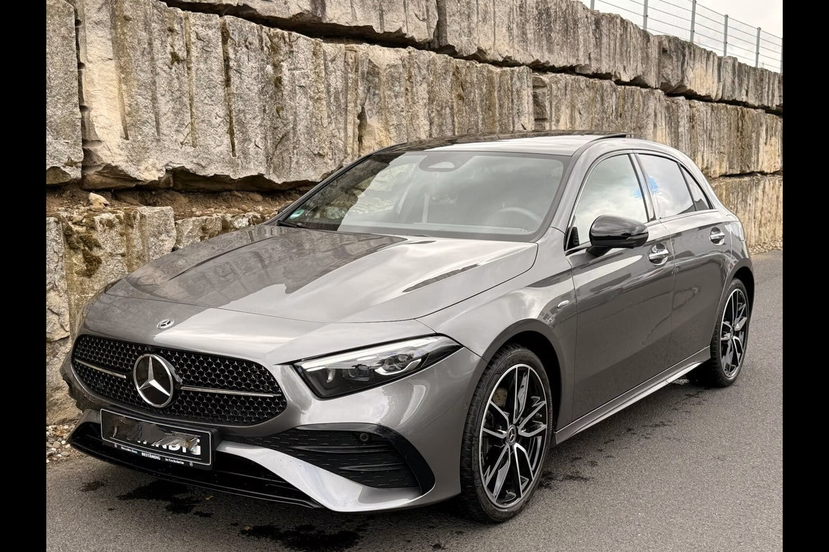 Mercedes-Benz A-Klasse 250e AMG ** NIGHT, MBUX+, PANO, MEMO, DISTR, 2-Zone CLIMA, 19-inch LMV,  ** 1e EIG - UNFALLFREI ** ** INFORMEER OOK NAAR ONZE AANTREKKELIJKE FINANCIAL-LEASE TARIEVEN **