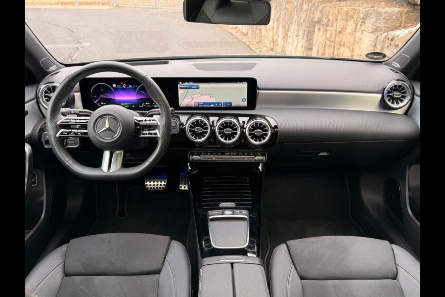 Mercedes-Benz A-Klasse 250e AMG ** NIGHT, MBUX+, PANO, MEMO, DISTR, 2-Zone CLIMA, 19-inch LMV,  ** 1e EIG - UNFALLFREI ** ** INFORMEER OOK NAAR ONZE AANTREKKELIJKE FINANCIAL-LEASE TARIEVEN **