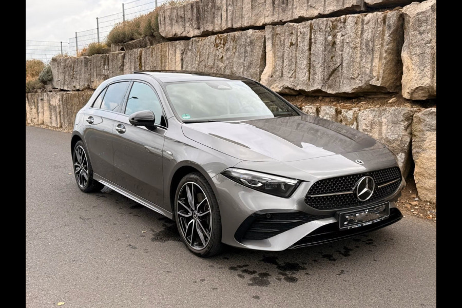 Mercedes-Benz A-Klasse 250e AMG ** NIGHT, MBUX+, PANO, MEMO, DISTR, 2-Zone CLIMA, 19-inch LMV,  ** 1e EIG - UNFALLFREI ** ** INFORMEER OOK NAAR ONZE AANTREKKELIJKE FINANCIAL-LEASE TARIEVEN **