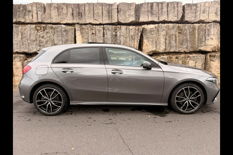 Mercedes-Benz A-Klasse 250e AMG ** NIGHT, MBUX+, PANO, MEMO, DISTR, 2-Zone CLIMA, 19-inch LMV,  ** 1e EIG - UNFALLFREI ** ** INFORMEER OOK NAAR ONZE AANTREKKELIJKE FINANCIAL-LEASE TARIEVEN **