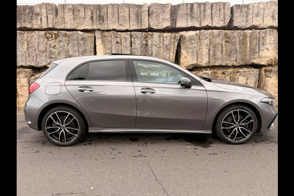 Mercedes-Benz A-Klasse 250e AMG ** NIGHT, MBUX+, PANO, MEMO, DISTR, 2-Zone CLIMA, 19-inch LMV,  ** 1e EIG - UNFALLFREI ** ** INFORMEER OOK NAAR ONZE AANTREKKELIJKE FINANCIAL-LEASE TARIEVEN **