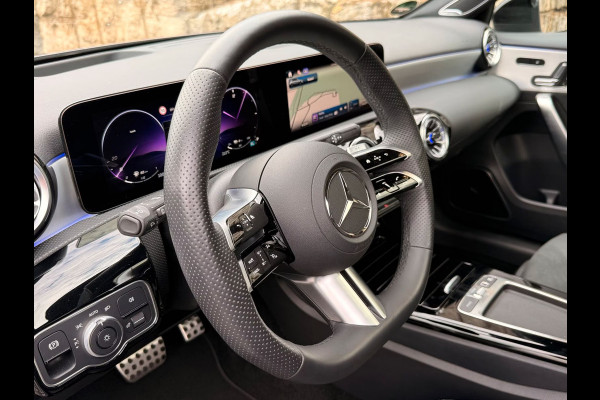 Mercedes-Benz A-Klasse 250e AMG ** NIGHT, MBUX+, PANO, MEMO, DISTR, 2-Zone CLIMA, 19-inch LMV,  ** 1e EIG - UNFALLFREI ** ** INFORMEER OOK NAAR ONZE AANTREKKELIJKE FINANCIAL-LEASE TARIEVEN **