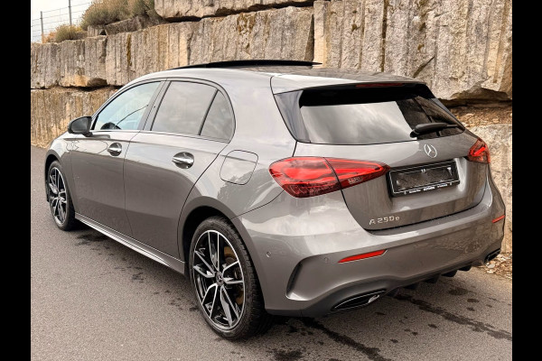 Mercedes-Benz A-Klasse 250e AMG ** NIGHT, MBUX+, PANO, MEMO, DISTR, 2-Zone CLIMA, 19-inch LMV,  ** 1e EIG - UNFALLFREI ** ** INFORMEER OOK NAAR ONZE AANTREKKELIJKE FINANCIAL-LEASE TARIEVEN **