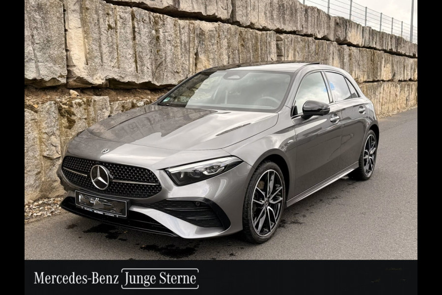 Mercedes-Benz A-Klasse 250e AMG ** NIGHT, MBUX+, PANO, MEMO, DISTR, 2-Zone CLIMA, 19-inch LMV,  ** 1e EIG - UNFALLFREI ** ** INFORMEER OOK NAAR ONZE AANTREKKELIJKE FINANCIAL-LEASE TARIEVEN **