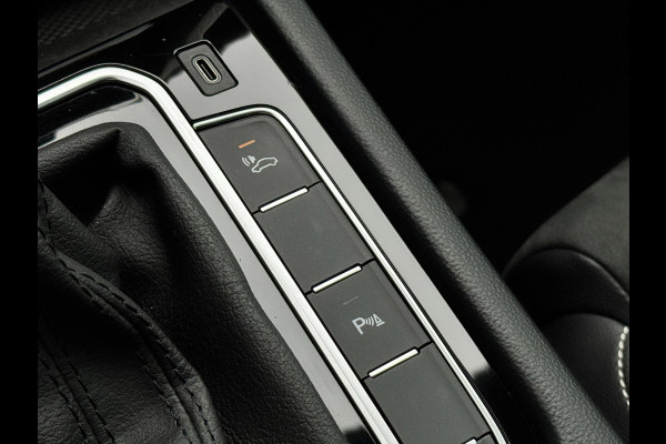 Volkswagen Passat Variant 1.4 TSI PHEV GTE | Camera | Sfeer | Carplay | Halfleder | Massage | Virtual | 1e eig.