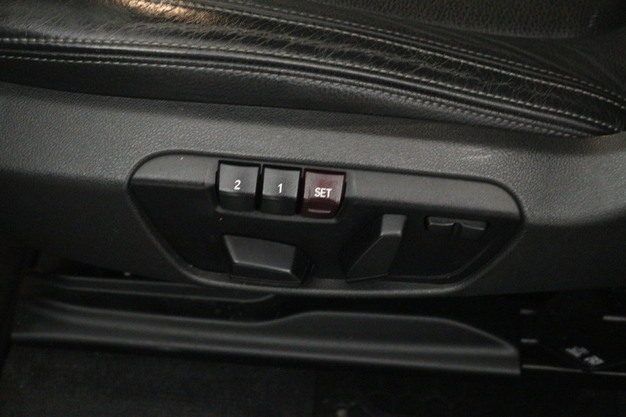 BMW X1 xDrive20i High Executive (PANORAMADAK, HEAD-UP, STOELVERWARMING, TREKHAAK, CAMERA, ELEKTR STOELEN)