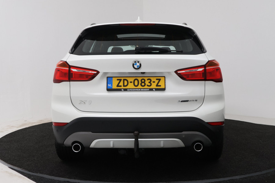 BMW X1 xDrive20i High Executive (PANORAMADAK, HEAD-UP, STOELVERWARMING, TREKHAAK, CAMERA, ELEKTR STOELEN)