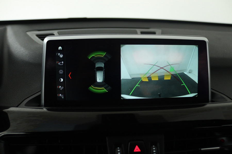 BMW X1 xDrive20i High Executive (PANORAMADAK, HEAD-UP, STOELVERWARMING, TREKHAAK, CAMERA, ELEKTR STOELEN)