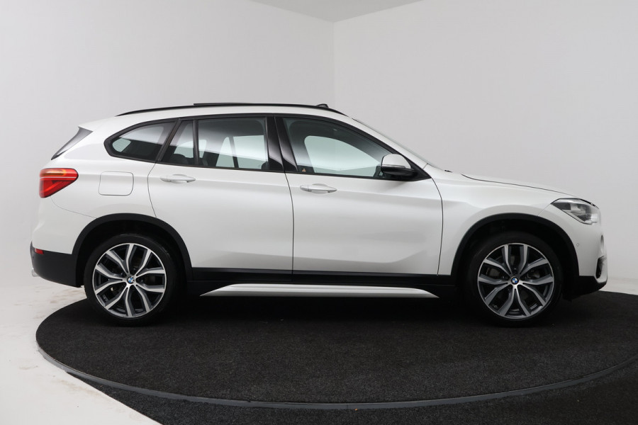 BMW X1 xDrive20i High Executive (PANORAMADAK, HEAD-UP, STOELVERWARMING, TREKHAAK, CAMERA, ELEKTR STOELEN)