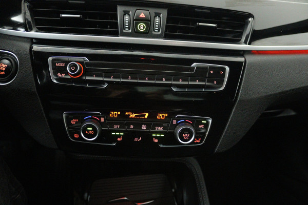 BMW X1 xDrive20i High Executive (PANORAMADAK, HEAD-UP, STOELVERWARMING, TREKHAAK, CAMERA, ELEKTR STOELEN)