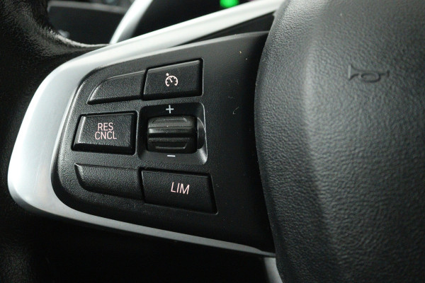 BMW X1 xDrive20i High Executive (PANORAMADAK, HEAD-UP, STOELVERWARMING, TREKHAAK, CAMERA, ELEKTR STOELEN)