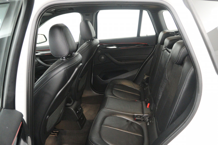 BMW X1 xDrive20i High Executive (PANORAMADAK, HEAD-UP, STOELVERWARMING, TREKHAAK, CAMERA, ELEKTR STOELEN)
