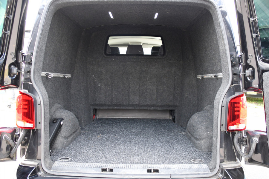 Volkswagen Transporter 2.0 TDI L2H1 30 DC Bulli Black Edition Adaptieve Cruise, Virtual, Camera, Carplay, Stoelverwarming, LED, 2 x Schuifdeur, Automaat, Trekhaak, Sensoren, Uniek!
