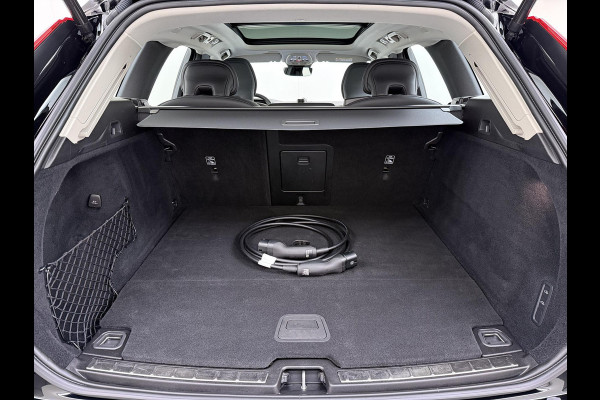 Volvo XC60 2.0 T8 Plug-in hybrid AWD Ultra Dark T8 12 MND. BOVAG GARANTIE | HEAD UP | PANORAMA DAK | ACHTERUITRIJ CAMERA | BOWERS & WILKINS | MEM. SEATS | STOEL+STUUR VERWARMING |