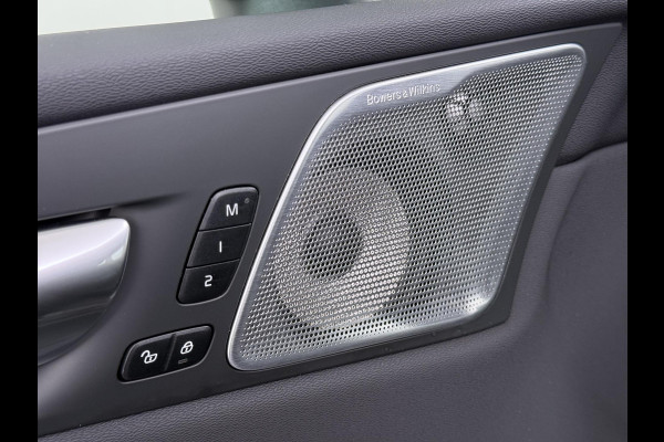 Volvo XC60 2.0 T8 Plug-in hybrid AWD Ultra Dark T8 12 MND. BOVAG GARANTIE | HEAD UP | PANORAMA DAK | ACHTERUITRIJ CAMERA | BOWERS & WILKINS | MEM. SEATS | STOEL+STUUR VERWARMING |