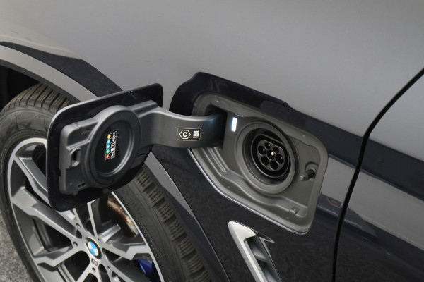 BMW X3 xDrive30e Business Edition Plus Panoramadak, 360° Camera, Leer, Memory, Apple Carplay, 20"