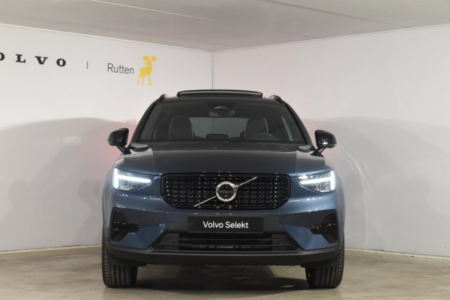 Volvo XC40 B4 211PK Automaat Plus Dark / Adaptive Cruise control / 360 Camera / Extra getint glas / 20'' velgen / Harman Kardon / Elektrisch verstelbare stoelen met geheugen / Stoel- en stuurverwarming / Elektrisch panorama schuifdak
