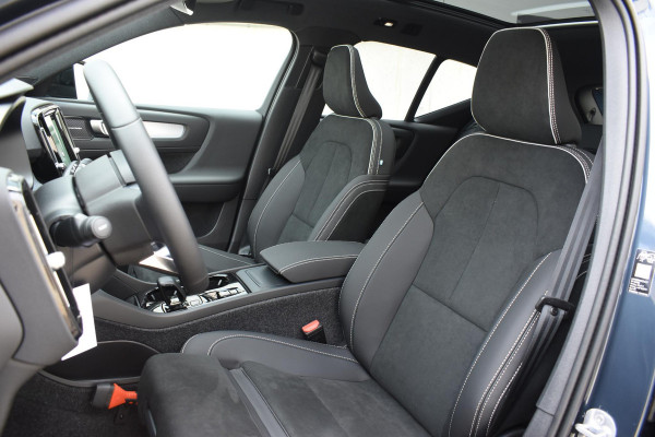 Volvo XC40 B4 211PK Automaat Plus Dark / Adaptive Cruise control / 360 Camera / Extra getint glas / 20'' velgen / Harman Kardon / Elektrisch verstelbare stoelen met geheugen / Stoel- en stuurverwarming / Elektrisch panorama schuifdak